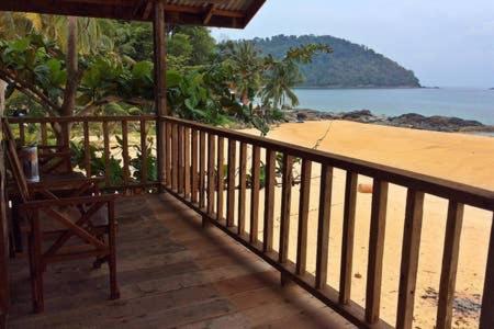 Beachfront Hut Downstairs Astra - Beach Shack Chalet Kampong Juara Exterior foto